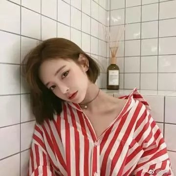 坐推土机的少女